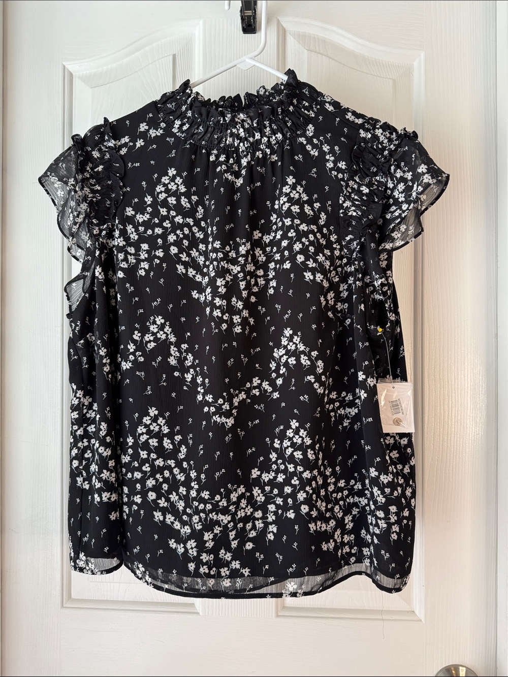 CeCe Black and White Floral Ruffle Sleeve Blouse